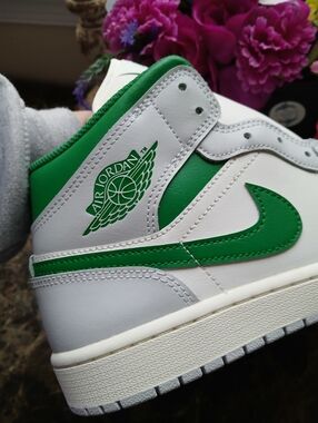 Jordan 1 Mid Streetwear/Lifestyle Basketball Shoes Size 9.5 Men/11 Women